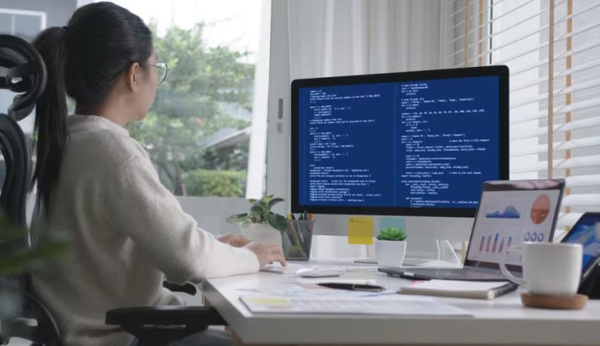 智慧零售新基建：乌拉特后旗软件开发公司如何构建全渠道商业操作系统？